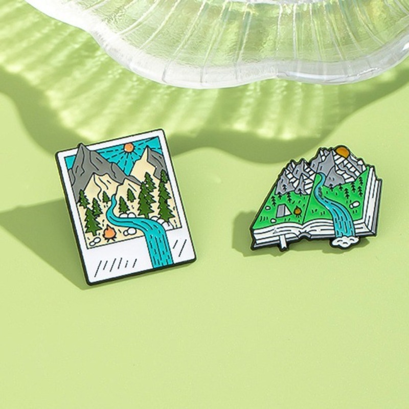 Outdoor Adventure Books - Emaille-Anstecknadeln mit Abenteuermotiv: Buchförmige Mountain Stream-Designs,